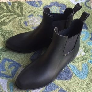 Black ankle pull on rain boots